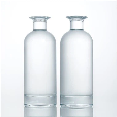 Skleněná láhev rumu o objemu 700 ml